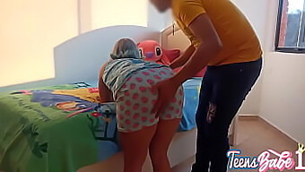 Můj Nevlastní Otec Se Vplíží Do Mého Pokoje A Máme Vášnivé Setkání